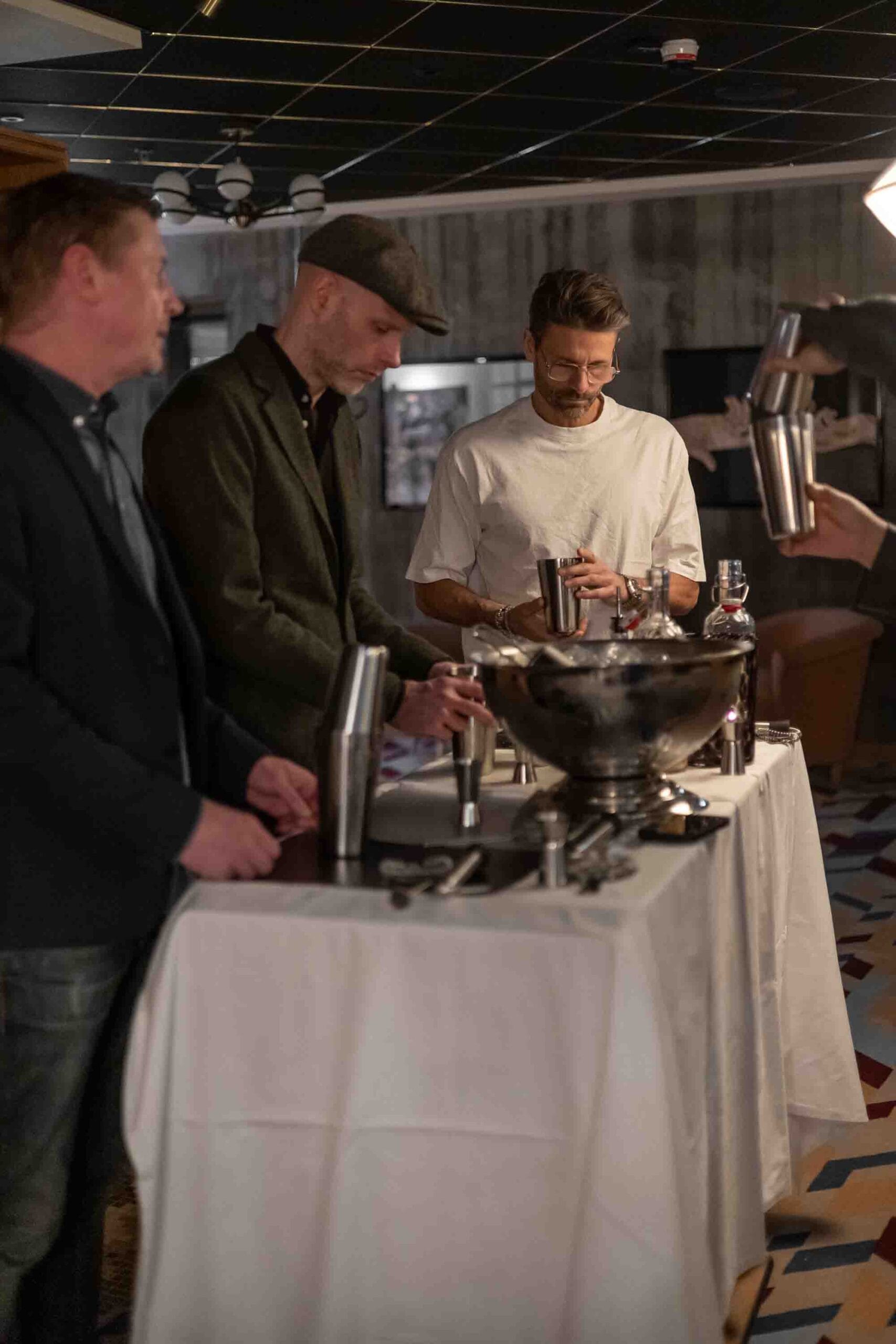 Kollegor skakar cocktails vid kursbordet