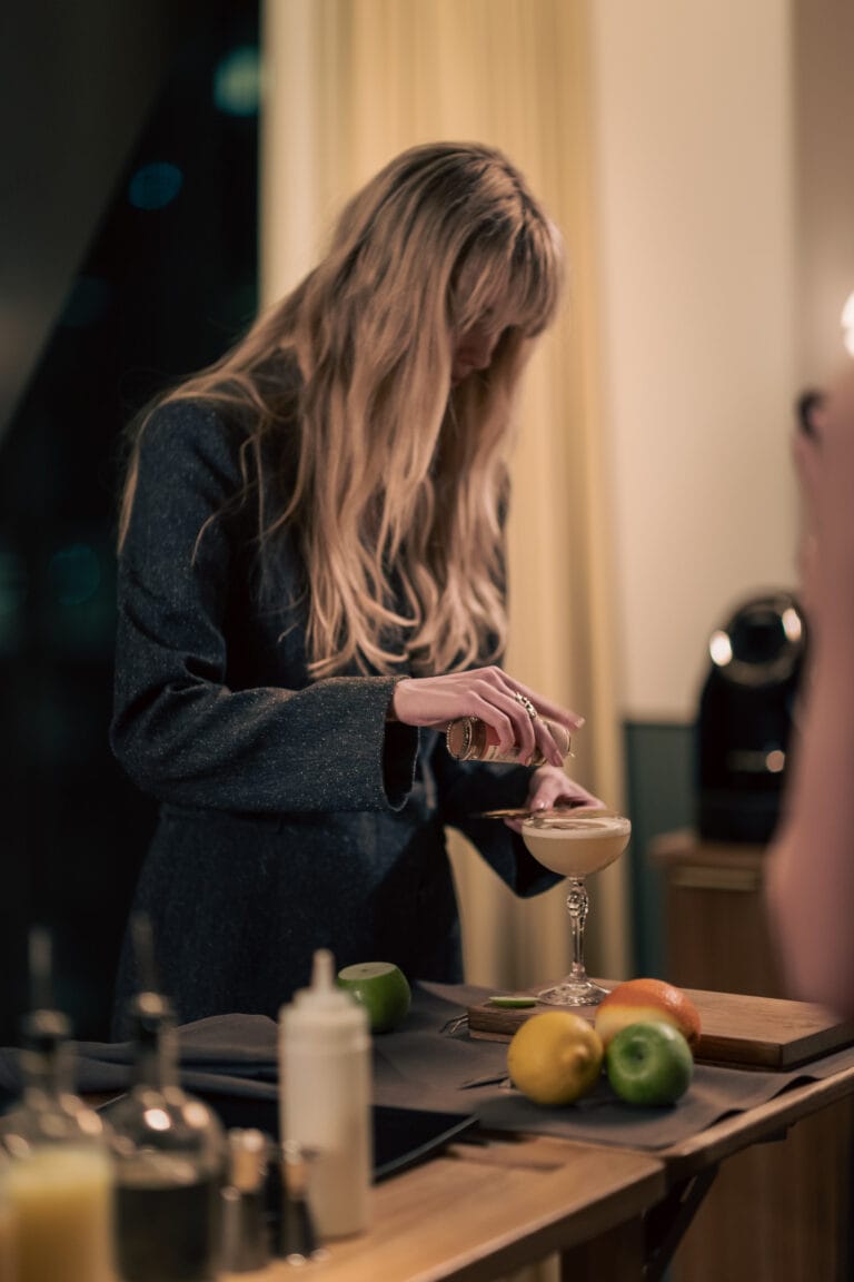 Elev mäter upp en drink
