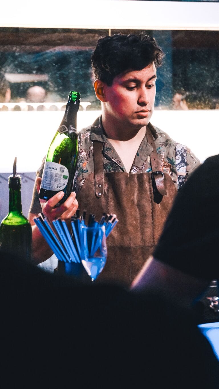 Bartender häller upp bubbel