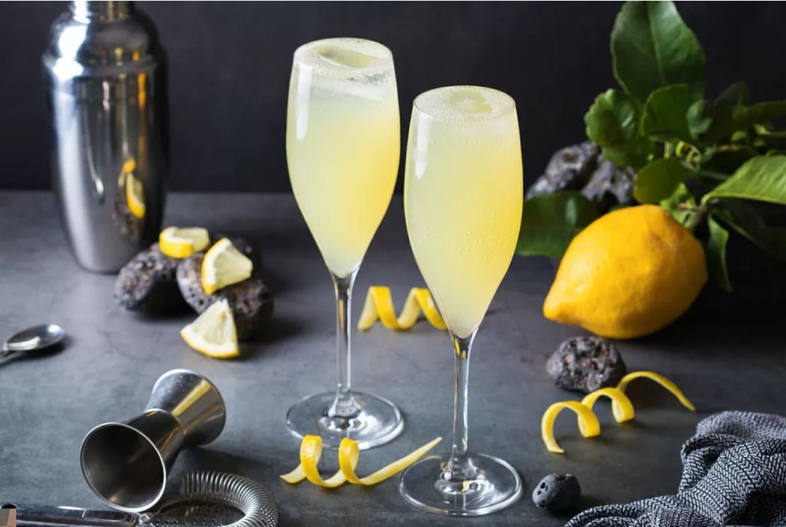French 75 champagnecocktails med citrongarnering - elegant bubbeldrink för företagsevent och bartenderutbildning