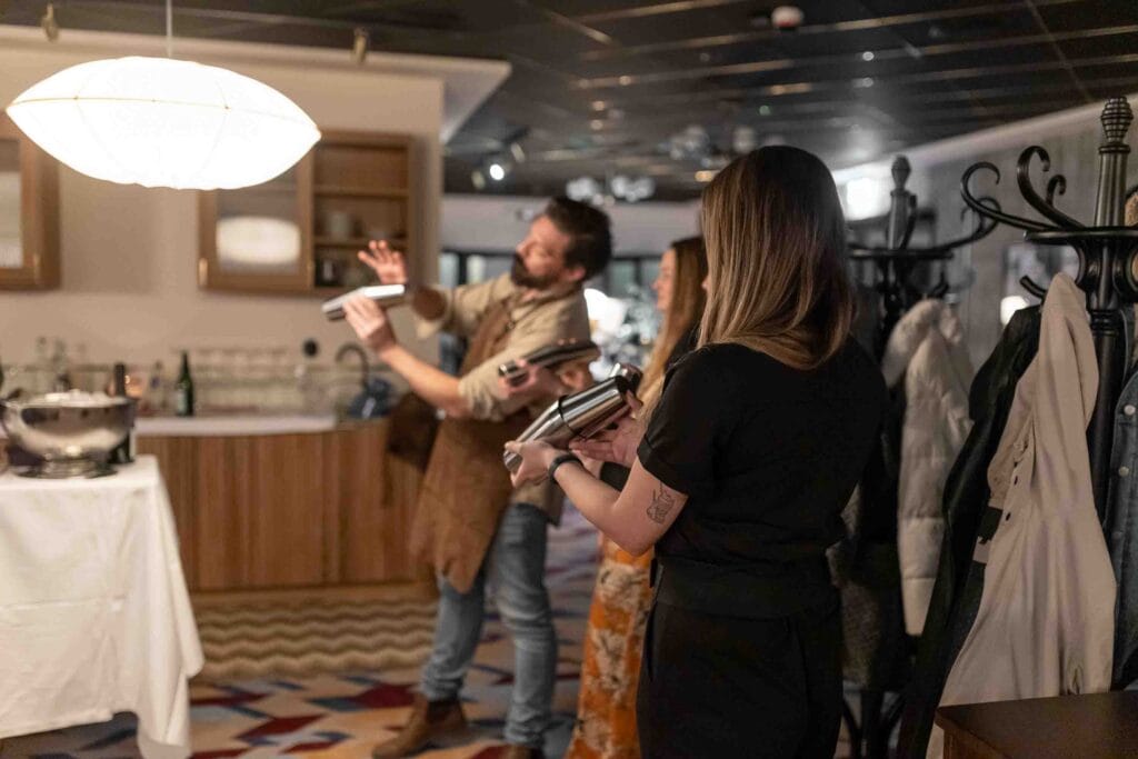Bartender håller en cocktailkurs på kontor
