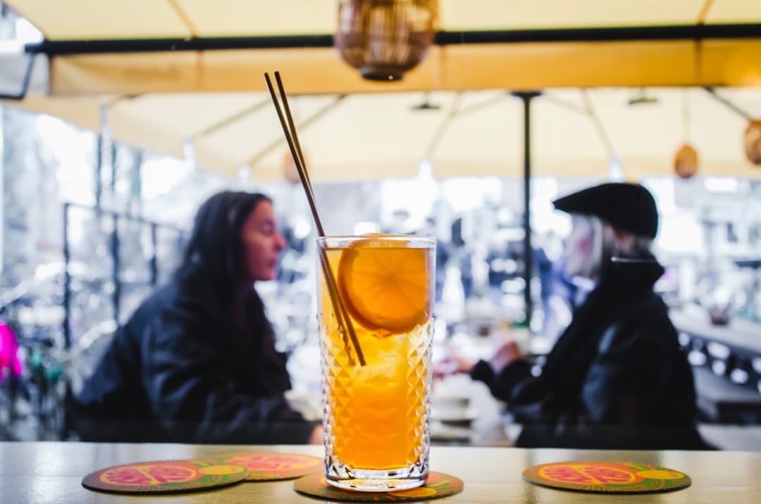 Aperol Spritz cocktail i bar med citrusskivor
