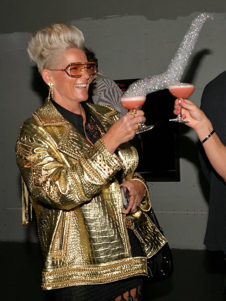 Kreativ cocktail med ätbartmoln