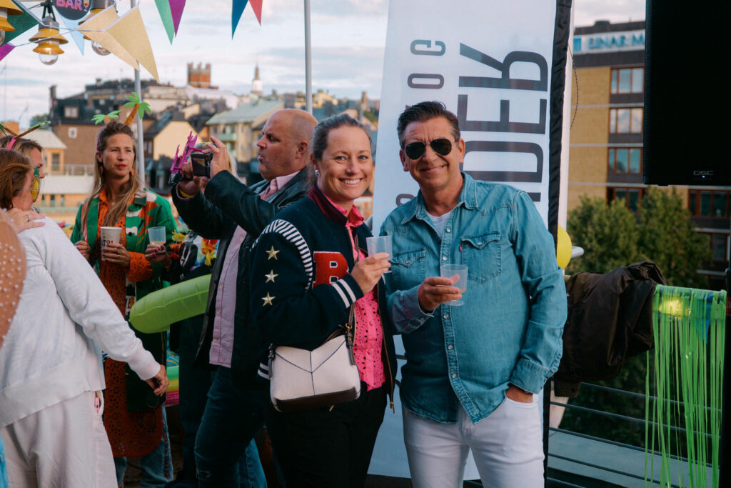 Glada gäster på utomhus företagsevent med festlig dekoration