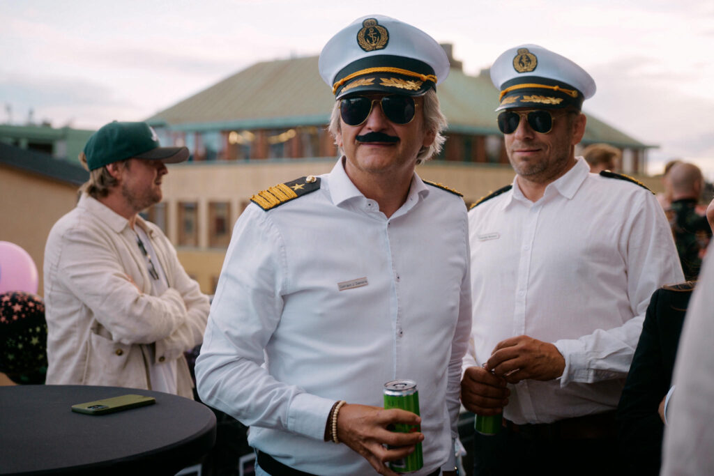 Utklädda gäster på temafest företagsevent med rolig team building aktivitet