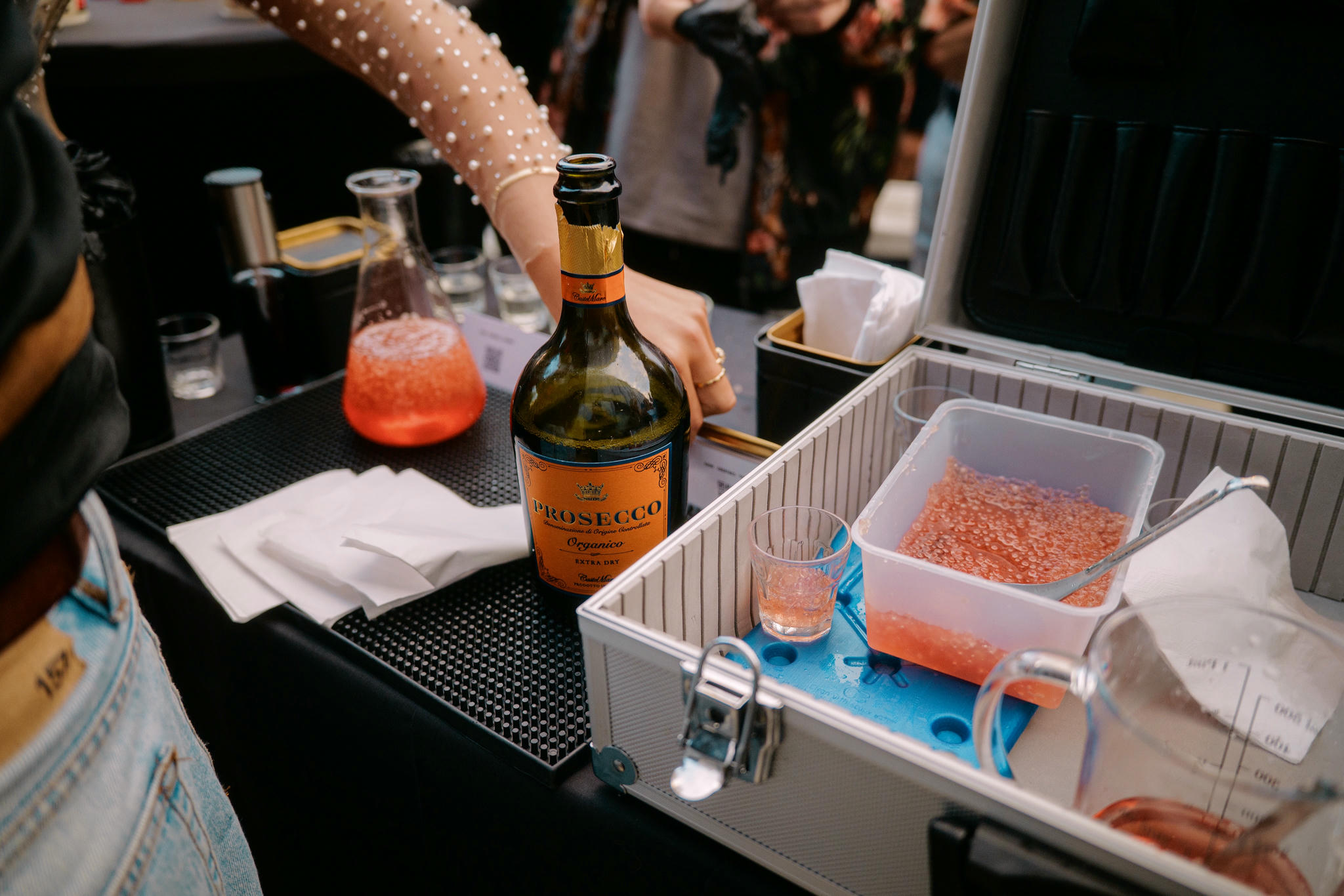 Mobil bar med prosecco och en rosa drink