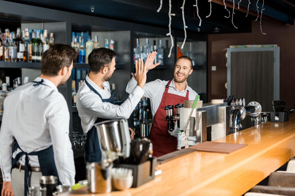 Bartenders samarbetar och ger high-five bartenderutbildning Stockholm