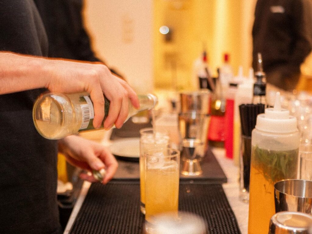 Bartender serverar en drink