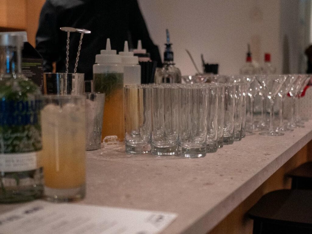 Uppsättning av glas på ett kontor