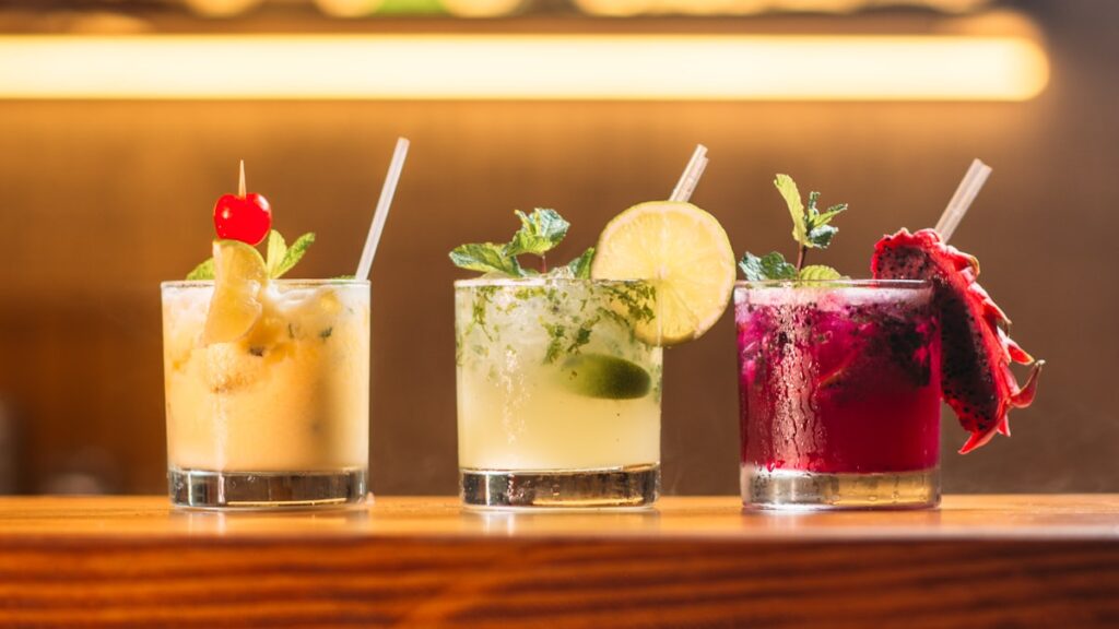 Professionell bartender serverar cocktails på ett bröllop i Stockholm