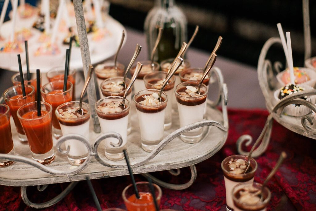 Elegant dessert serverad på bröllopsmottagning – inspiration för bröllop och möhippa