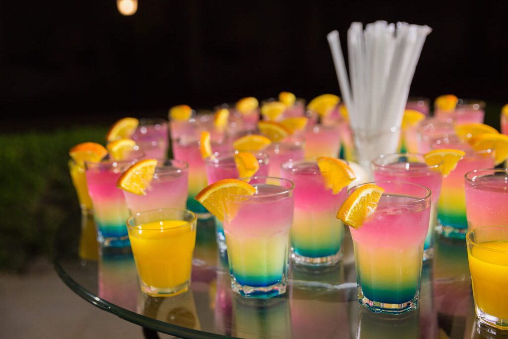 Olika färgade cocktails perfekta för bröllop och möhippa