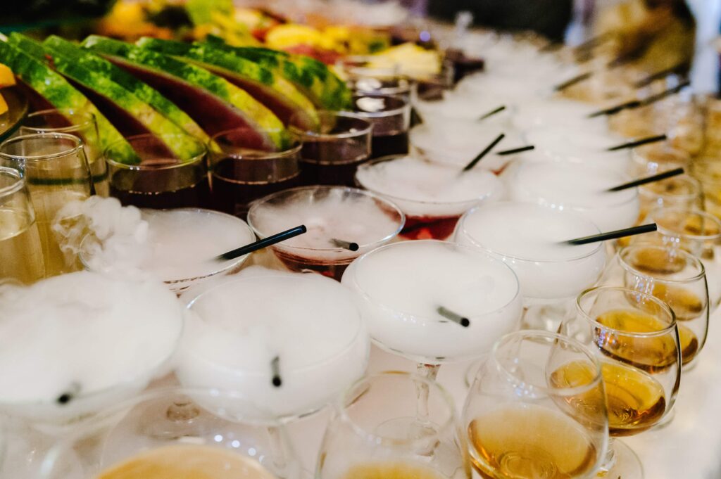 Färgglada alkoholcocktails serverade utomhus på bröllop och möhippa