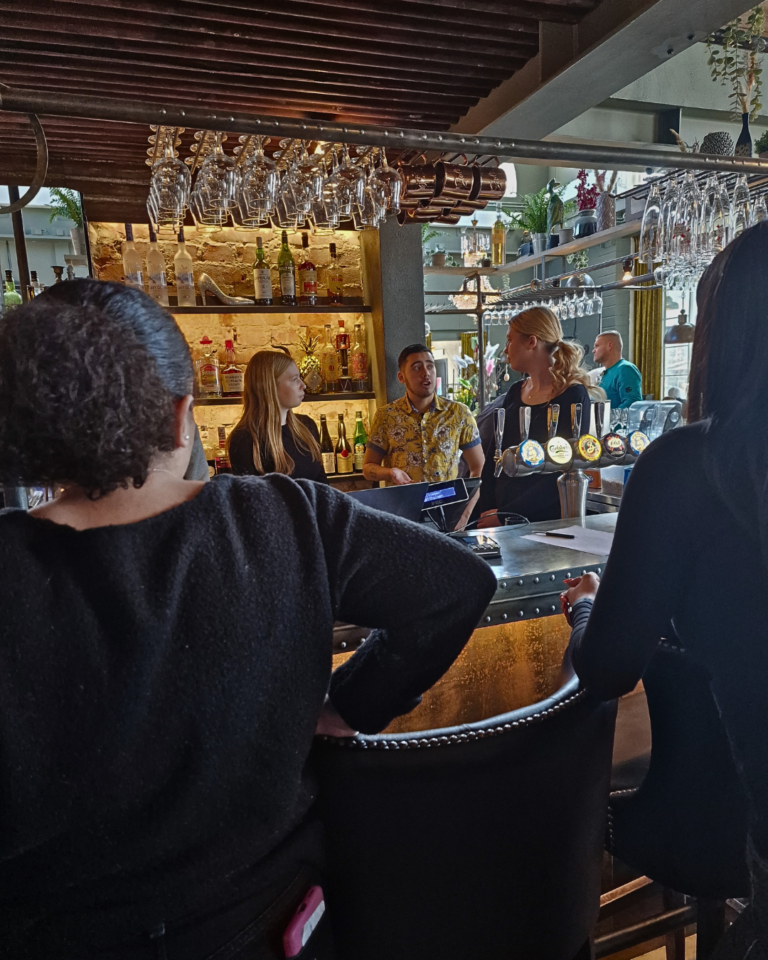 Elever vid baren under praktiken