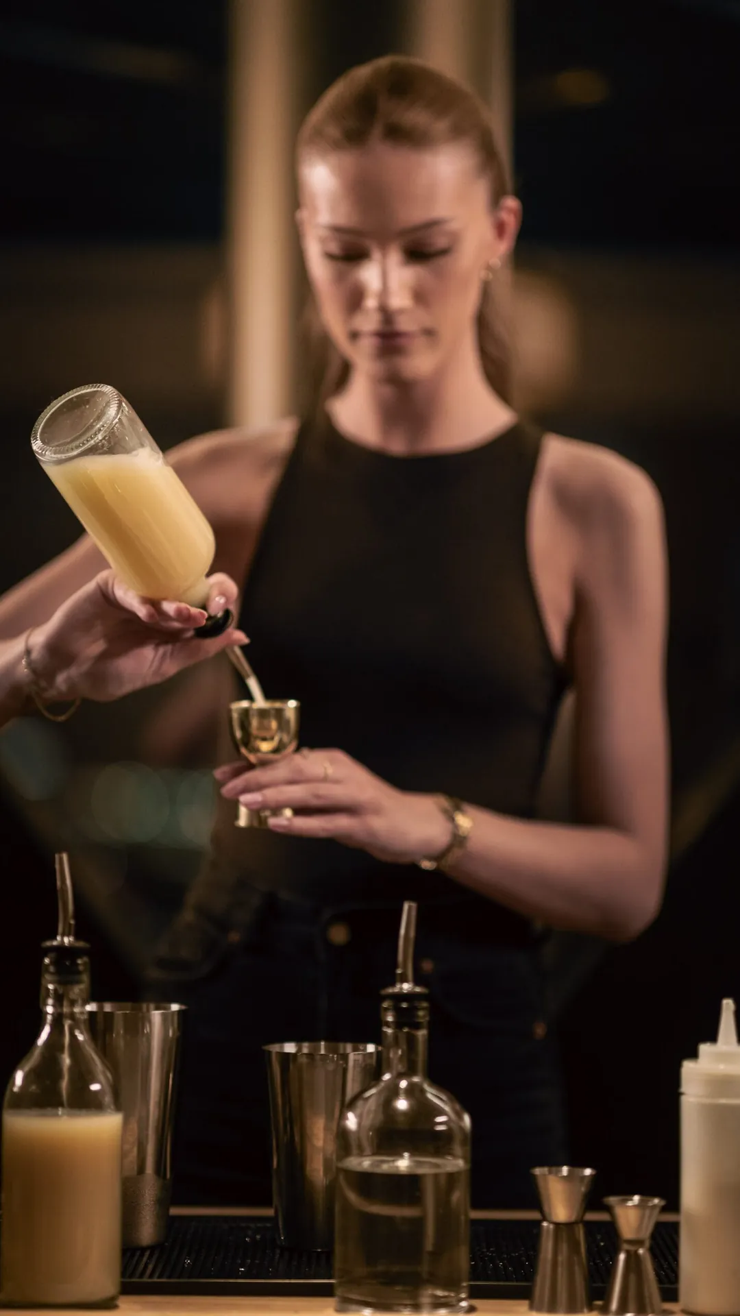 Deltagare mäter upp juice med en jigger