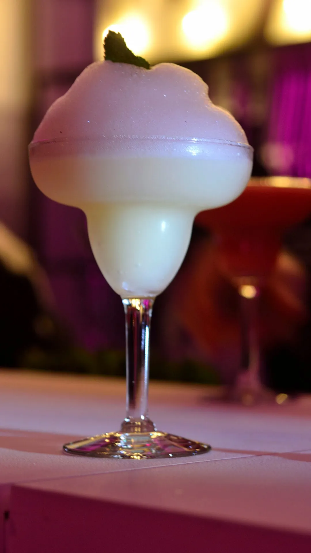 Frozen cocktail i ett stjälkglas