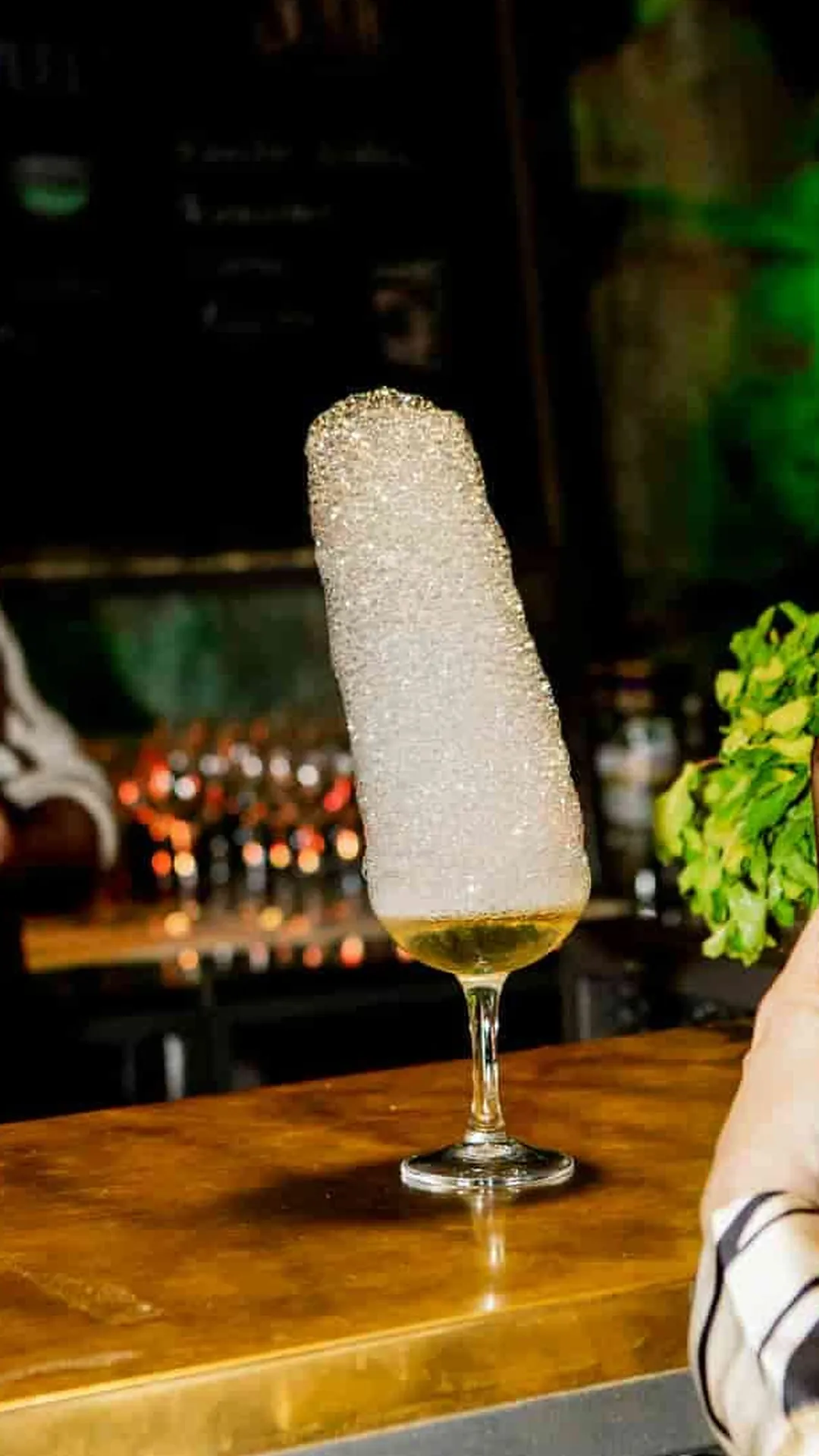 Champagneglas med glitter vid baren