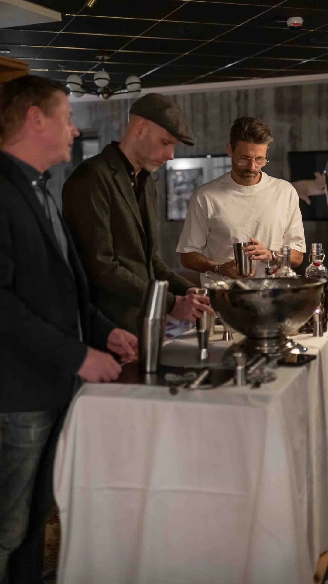 Tre deltagare vid kursbordet