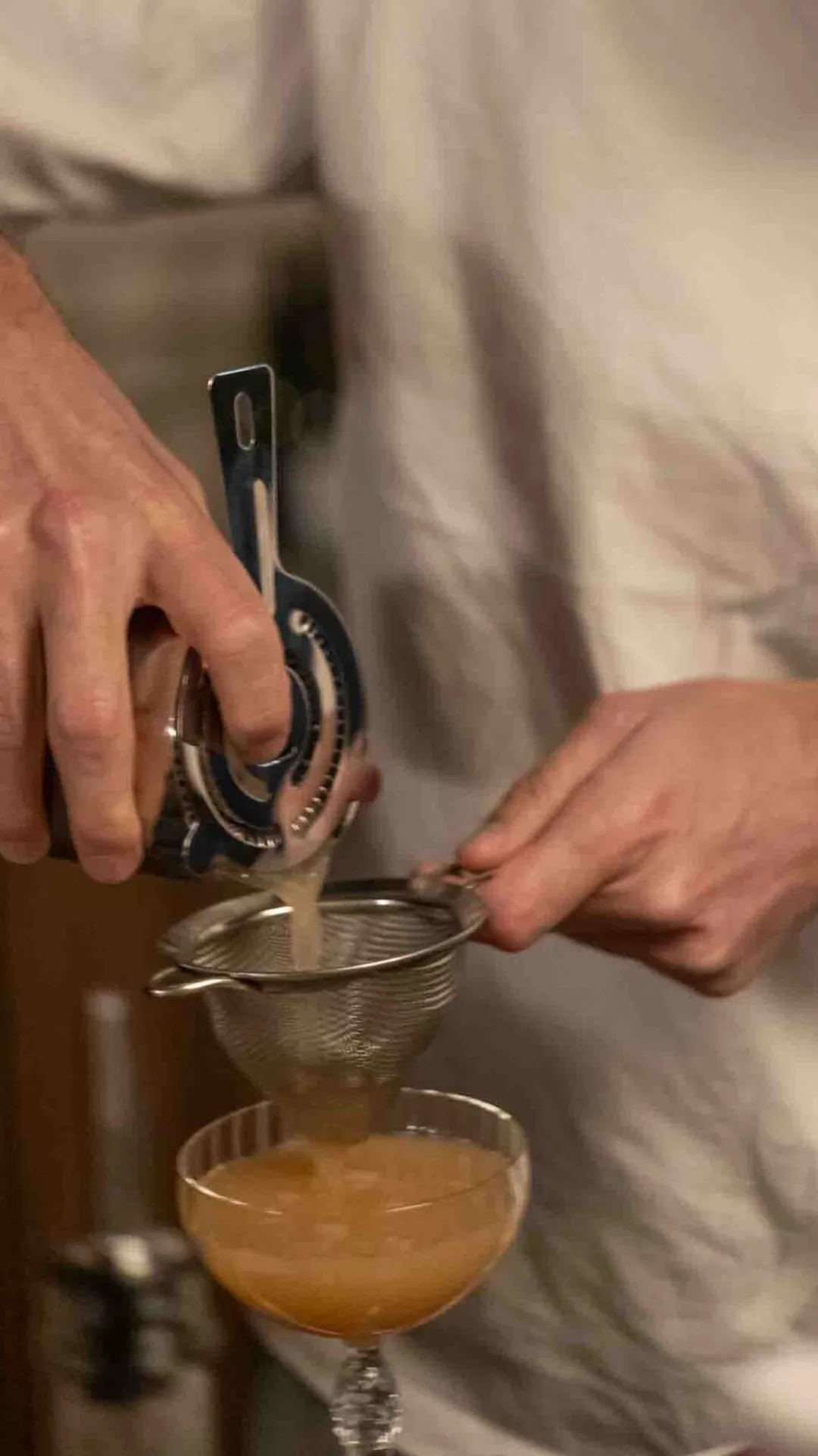 Deltagare silar upp en cocktail