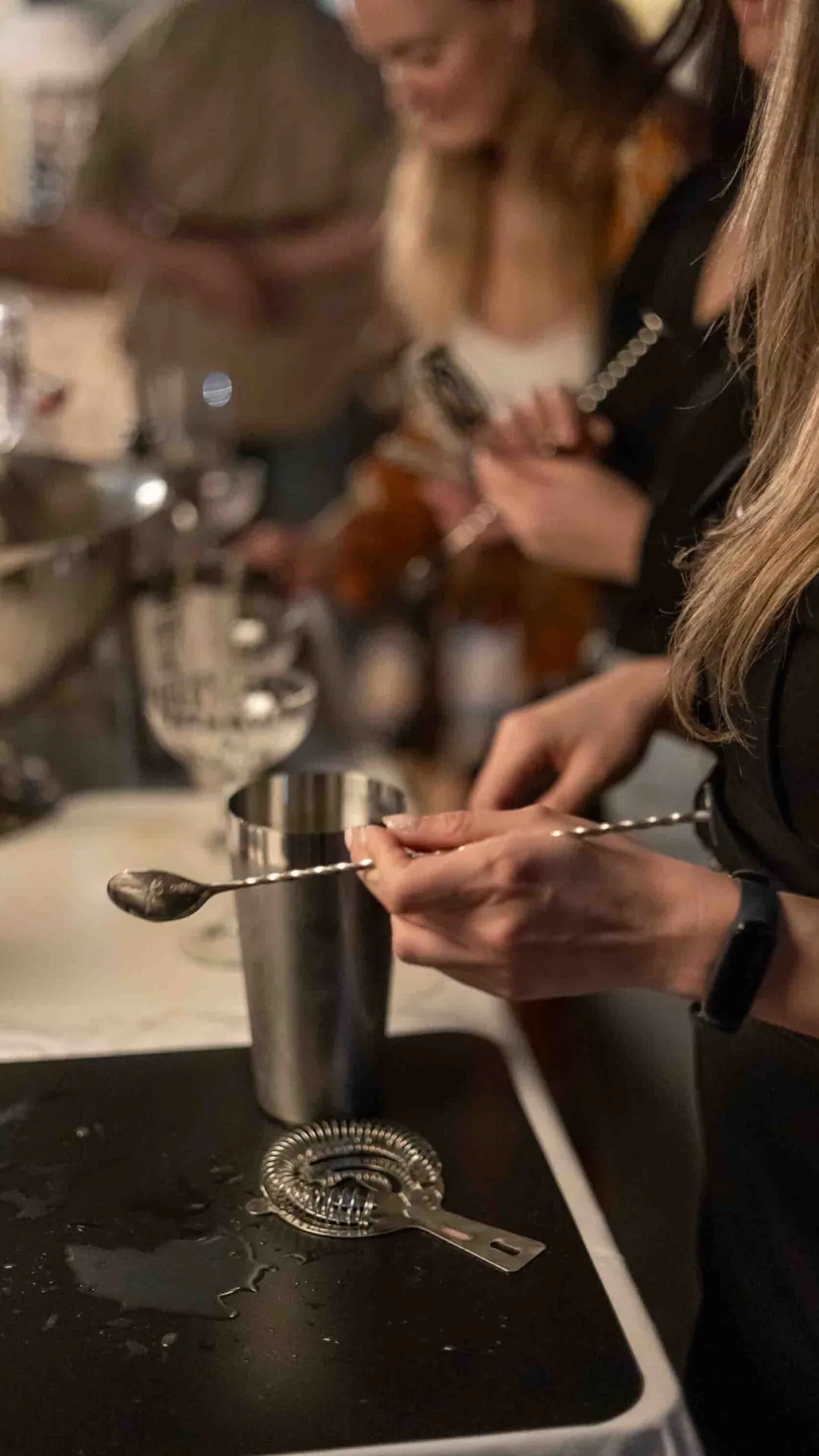 Deltagare rör om en drink vid kursbordet
