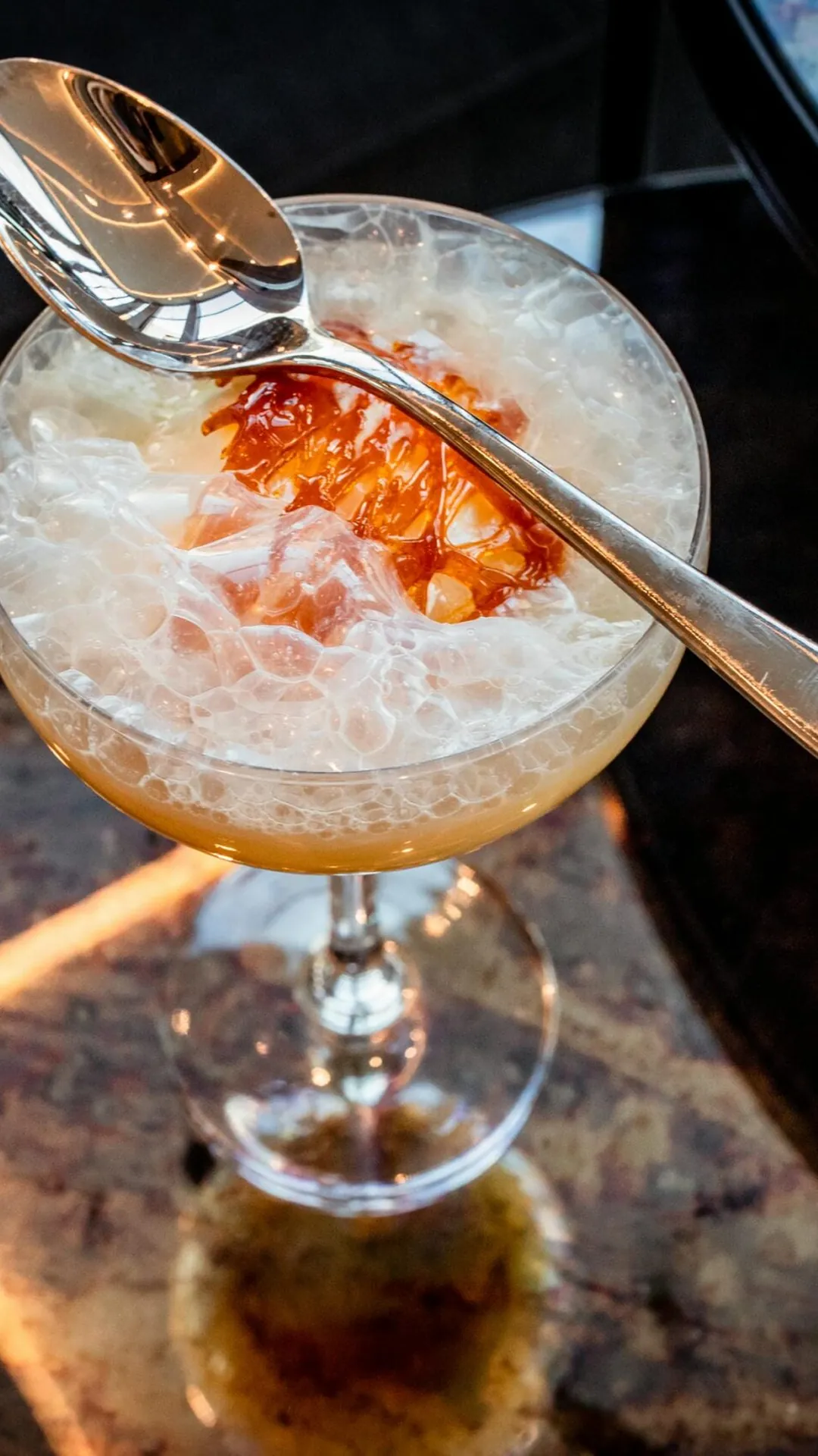 Cocktail med krossad is och en sked över glaset