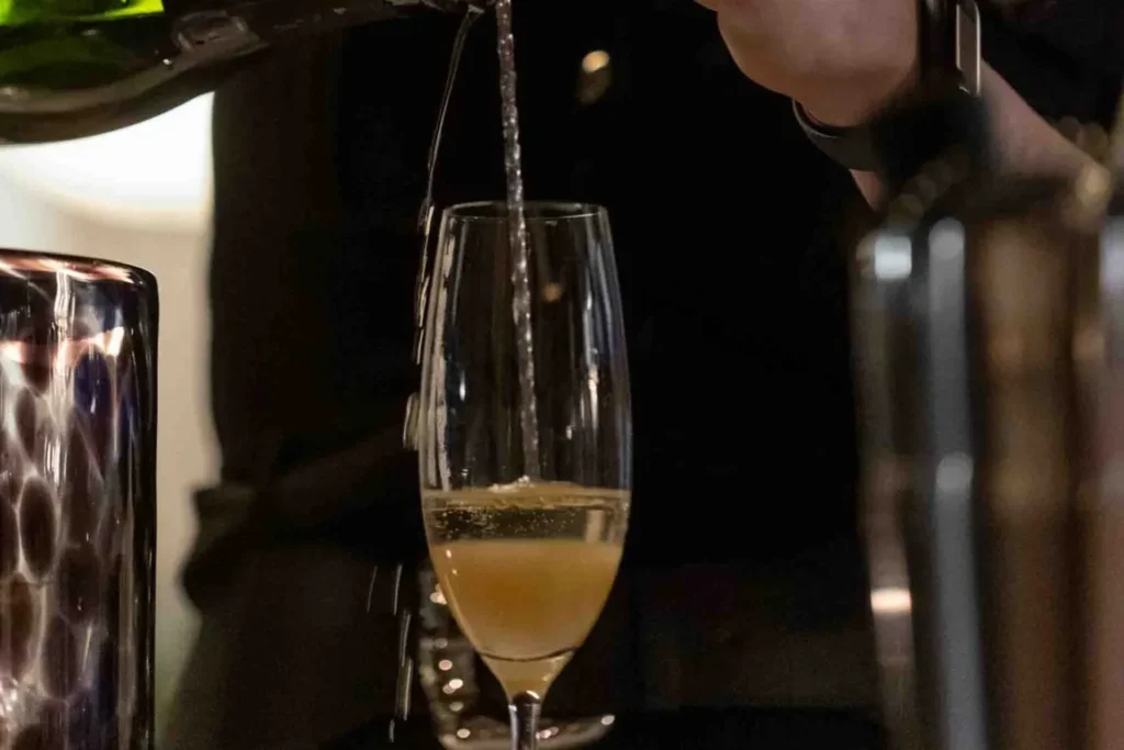 Bubbel hälls över en barsked ner i ett glas
