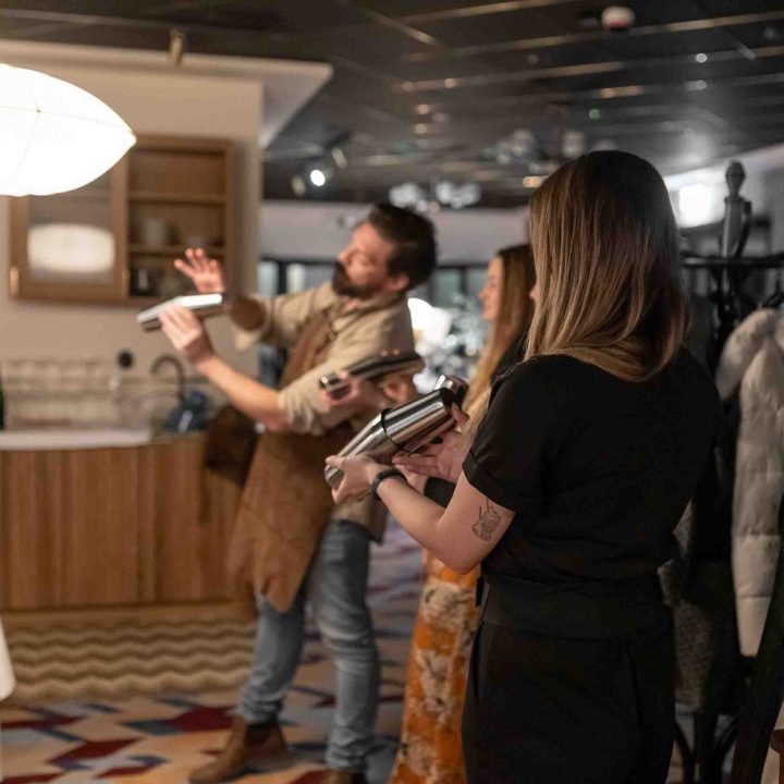 Bartender håller en cocktailkurs på kontor