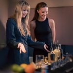 Två tjejer på ett företagsevent som har en cocktailkurs