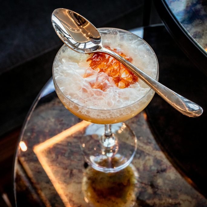 Passionsfrukt cocktail med barsked från bartenderutbildning