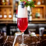 Röd bärcocktail med rosmarin garnering från cocktailkurs