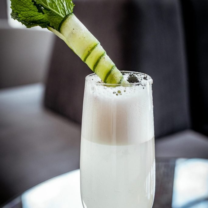 Elegant cocktail med gurka och mynta serverad på cocktailkurs i Stockholm