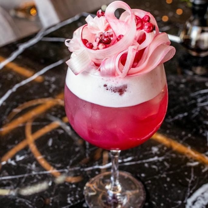 Deltagare på företagsevent Cocktailkampen i Stockholm mixar drinkar