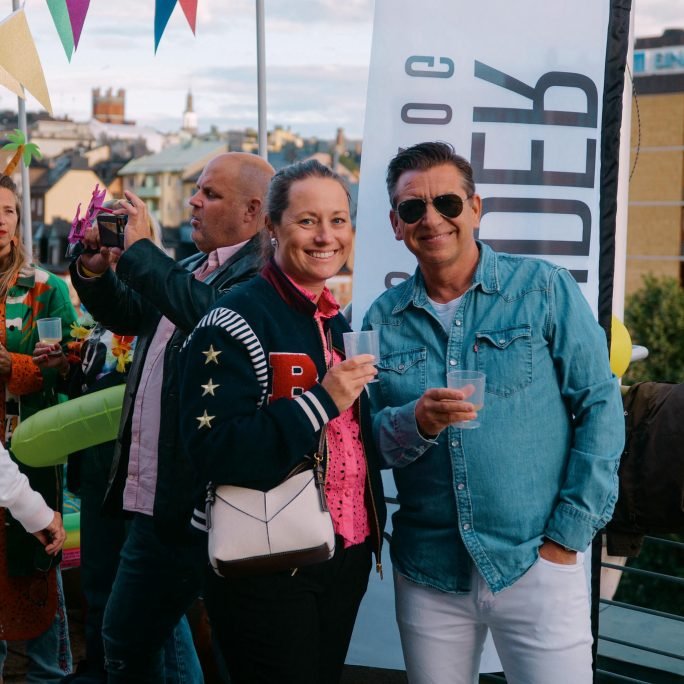 Glada gäster på utomhus företagsevent med festlig dekoration