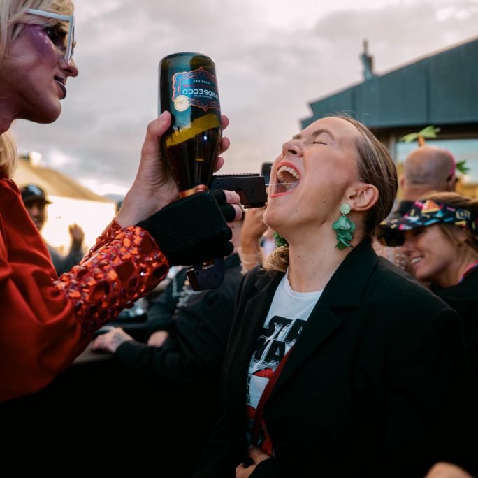 Glad gäst firar med champagne på företagsevent och kick-off