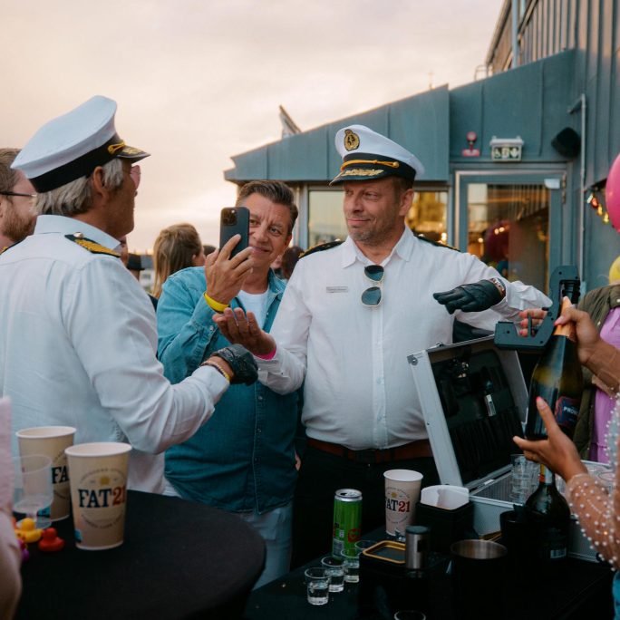 Professionell bartender serverar gäster under en temafest på företagsevent.