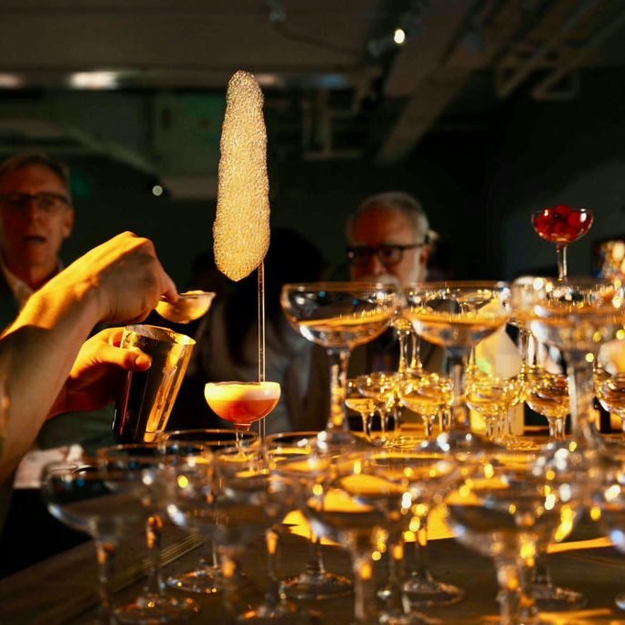 Ätbara moln cocktail ovan på en röd drink