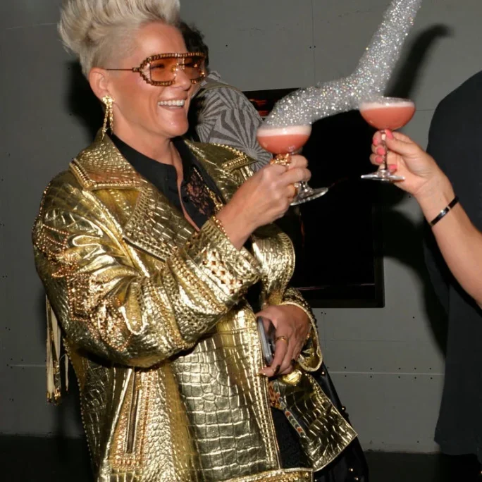 Glad deltagare med cocktailglas under ett festligt kick-off företagsevent.