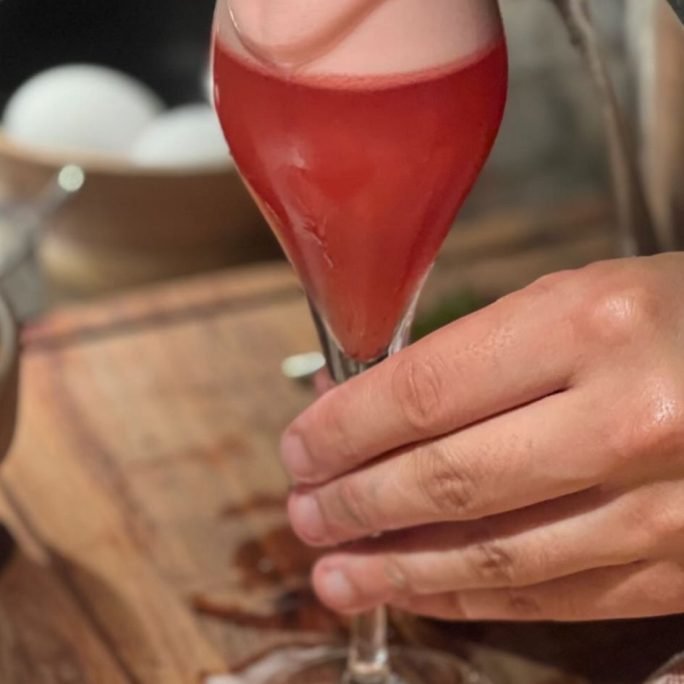 Färsk jordgubbscocktail med hallon och mynta serverad under en cocktailkurs för företag.