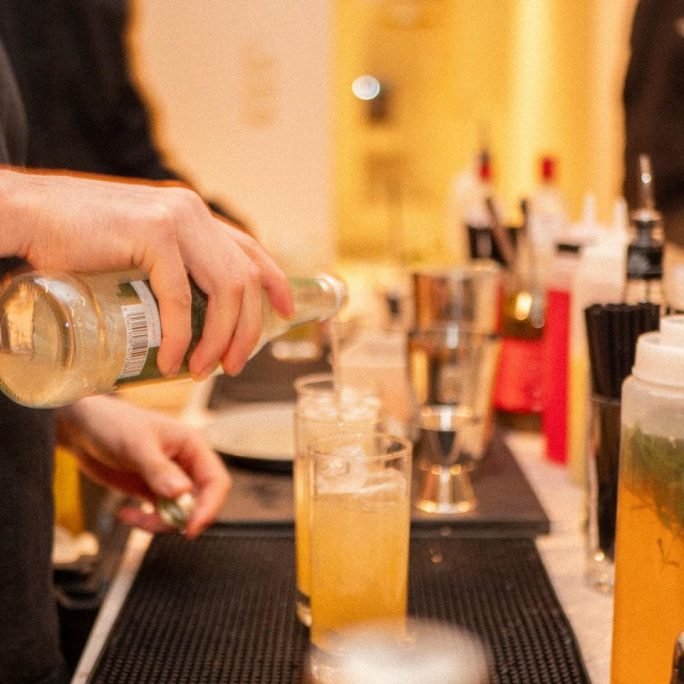 Bartender serverar en drink