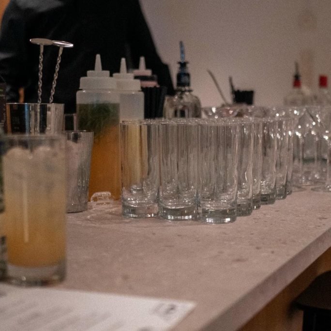 Uppsättning av glas på ett kontor